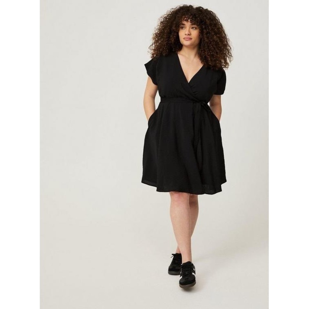 Torrid MINI HAMMERED RAYON SURPLICE DRESS Size 2 Black Women